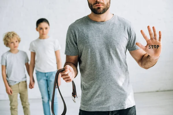 Vue Partielle Père Violent Avec Inscription Sur Paume Les Enfants — Photo