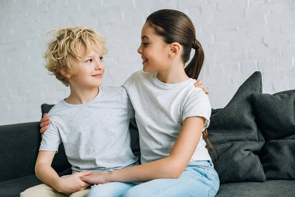 Lachende Broer Zus Omarmen Kijken Naar Elkaar — Stockfoto