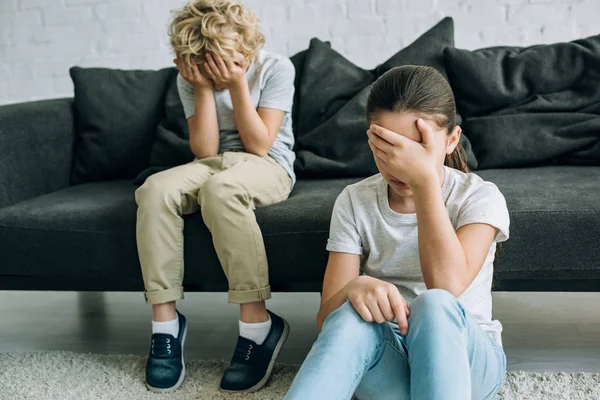 Två Sorgliga Preteen Barn Gråter Vardagsrummet — Stockfoto