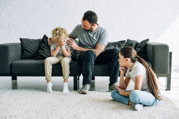 Dos Tristes Niños Preadolescentes Padre Teniendo Conflicto — Foto de Stock