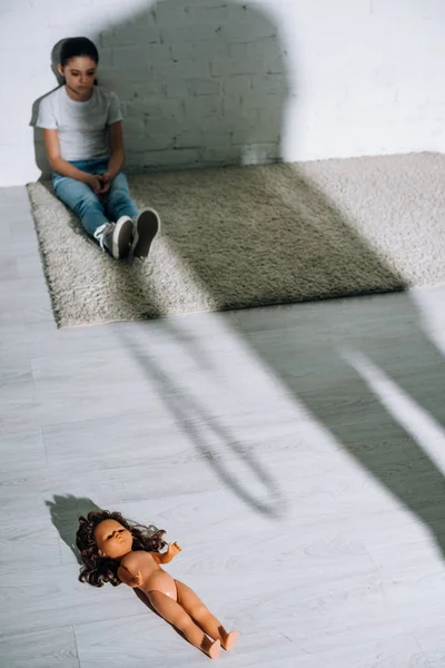 Silhueta Homem Criança Triste Sentado Tapete — Fotografia de Stock