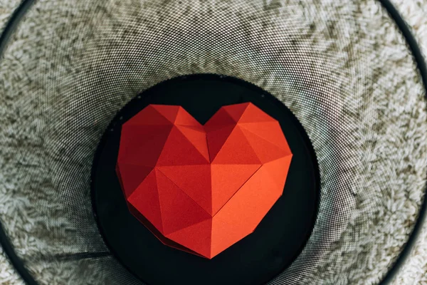 Red Heart Black Trash Can Carpet — Stock Photo, Image