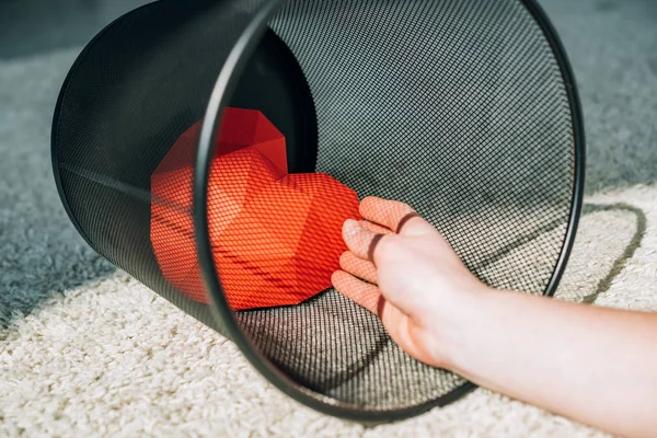 Vista Parziale Dell Uomo Buttare Cuore Nel Bidone Della Spazzatura — Foto Stock