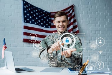 dizüstü bilgisayar yakınında sanal asma kilit parmak ile işaret askeri üniformalı mutlu adam 