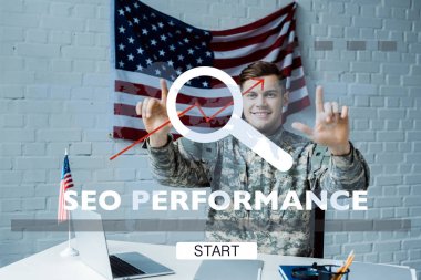 askeri üniformaneşeli adam seo performans yazı parmaklarıile işaret