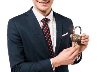 beyaz üzerinde gdpr yazı ile anahtarlar ve asma kilit tutan takım elbise mutlu işadamı kırpılmış görünümü 