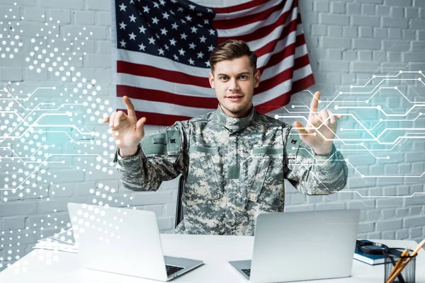 Hombre Alegre Uniforme Militar Señalando Con Los Dedos Visualización Datos — Foto de Stock