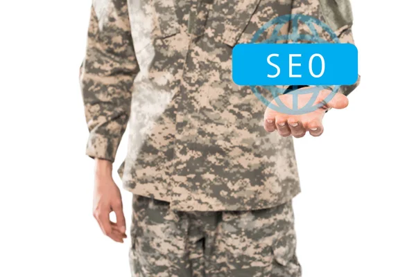 Vista Ritagliata Soldato Uniforme Militare Gesticolando Vicino Seo Lettering Isolato — Foto Stock