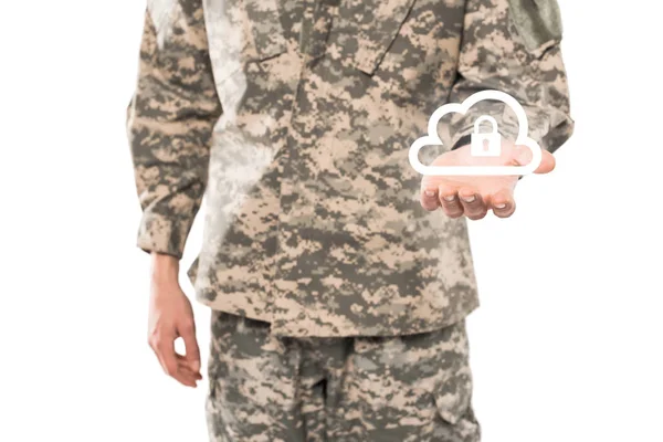 白で隔離された南京錠を持つ仮想雲の近くでジェスチャー軍の制服を着た兵士のトリミングされたビュー — ストック写真