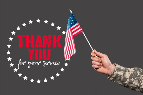 裁剪视图的士兵拿着美国国旗附近感谢你的服务信灰色 — 图库照片