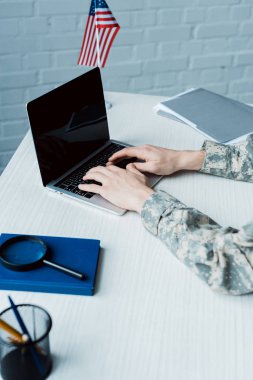 boş ekran ile dizüstü bilgisayarda yazarak askeri adam kırpılmış görünümü 