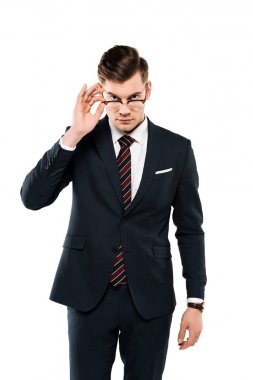 yakışıklı işadamı beyaz izole kamera bakarken gözlük dokunmadan 