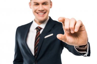 mutlu işadamı gesturing ve gülümseyen seçici odak izole ederken 