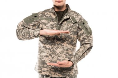 askeri üniformalı kırpılmış görünüm adam beyaz izole gesturing 