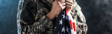 duman ile siyah amerikan bayrağı tutan askerin panoramik çekim 