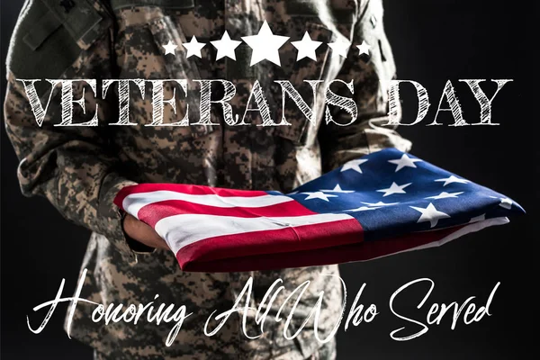 Vista Cortada Soldado Uniforme Militar Segurando Bandeira América Perto Veteranos — Fotografia de Stock