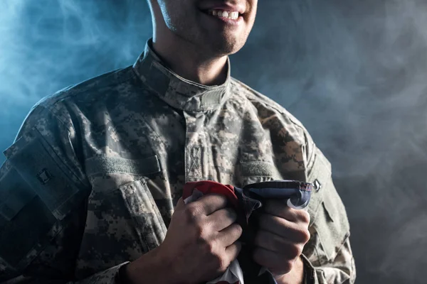 Vista Cortada Soldado Emocional Segurando Bandeira Americana Preto Com Fumaça — Fotografia de Stock