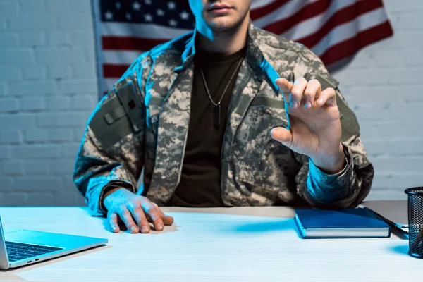 Vue Recadrée Militaire Uniforme Gesticulant Bureau — Photo