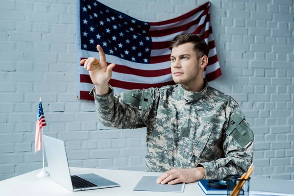 Homem Bonito Uniforme Militar Apontando Com Dedo Sentado Perto Laptop — Fotografia de Stock