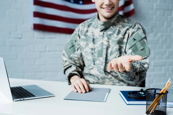 Synet Glade Soldater Som Gestikulerer Nær Laptop Embetet – stockfoto