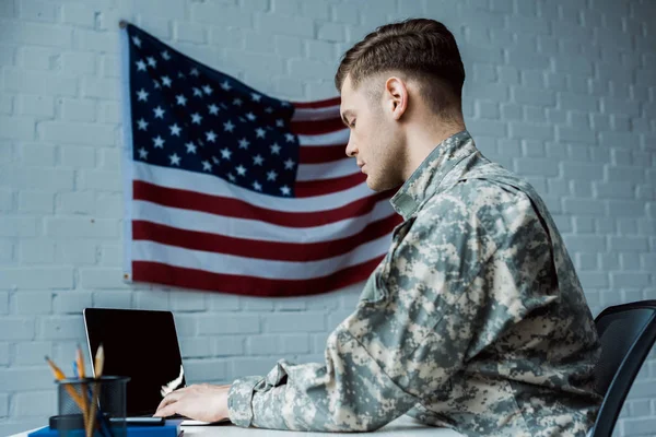 Alacsony Szög Kilátás Ból Jóvágású Katona Használ Laptop Val Üres — Stock Fotó