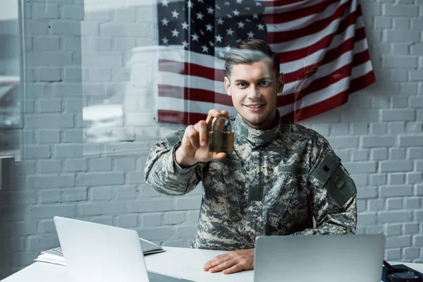 Dizüstü Bilgisayarlar Yakınında Asma Kilit Tutan Askeri Üniforma Neşeli Adam — Stok fotoğraf