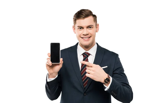 白で隔離された空白の画面でスマートフォンに指を指差すスーツで幸せなビジネスマン — ストック写真