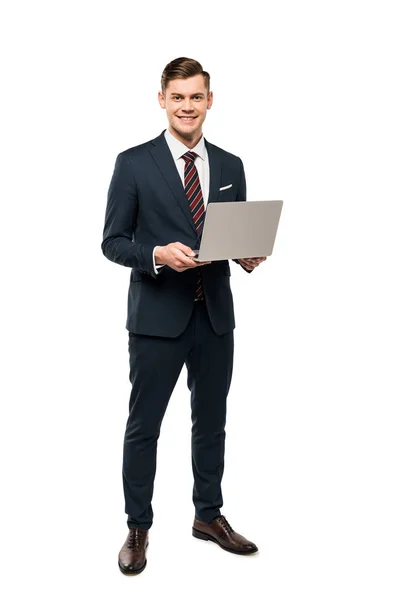 Homem Feliz Terno Segurando Laptop Sorrindo Enquanto Estava Isolado Branco — Fotografia de Stock