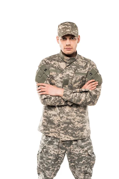 白で隔離された十字架の腕で立っている制服のハンサムな兵士 — ストック写真