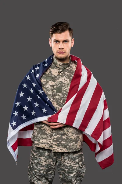 Pria Tampan Berseragam Militer Dengan Bendera Amerika Terisolasi Abu Abu — Stok Foto
