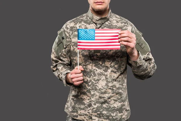 Beskuren Beskåda Soldaten Enhetligt Hållande Amerikanflagga Isolerat Grå Bild — Stockfoto
