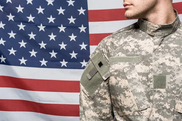 Amerika Bayrağı Yakınında Askeri Üniformalı Adam Kırpılmış Görünümü — Stok fotoğraf