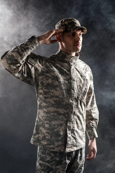 Soldado Uniforme Militar Gorra Dando Saludo Sobre Negro Con Humo — Foto de Stock