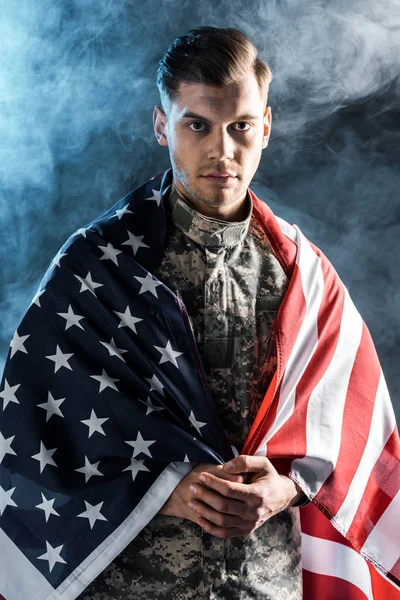 Katona Katonai Egyenruhás Összeszedte Kézzel Amerikai Zászló Nézi Kamera Fekete — Stock Fotó
