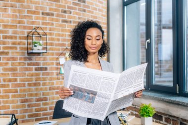 loft ofiste İş gazetesi okuma çekici afrikalı amerikalı Casual iş kadını