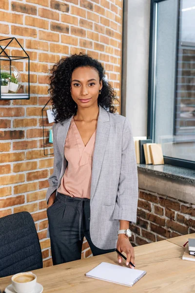 Hermosa Africana Americana Casual Mujer Negocios Mirando Cámara Loft Oficina —  Fotos de Stock