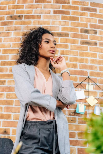 Hermosa Afroamericana Ocasional Mujer Negocios Tocando Barbilla Oficina Loft — Foto de Stock