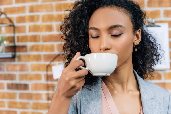 Afro Américaine Femme Affaires Occasionnelle Boire Café Bureau — Photo