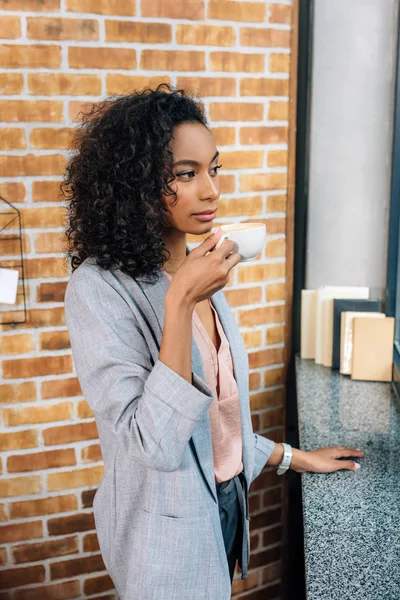 Africano Americano Casual Mujer Negocios Beber Café Oficina — Foto de Stock