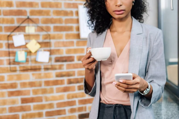 Vista Recortada Mujer Negocios Ocasional Afroamericana Con Taza Café Usando — Foto de Stock