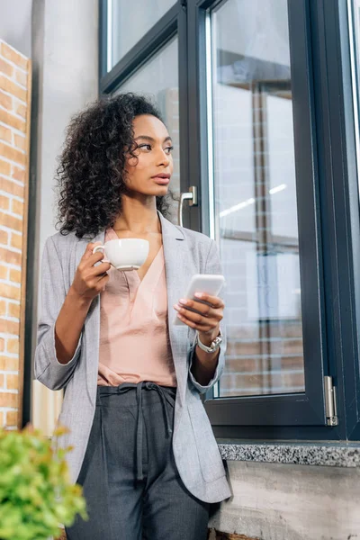 African American Casual Businesswoman Coffee Cup Using Smartphone Loft Office — Stock Photo, Image