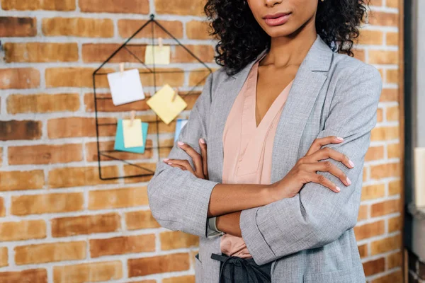 Bijgesneden Beeld Van African American Casual Zakenvrouw Met Gekruiste Armen — Stockfoto