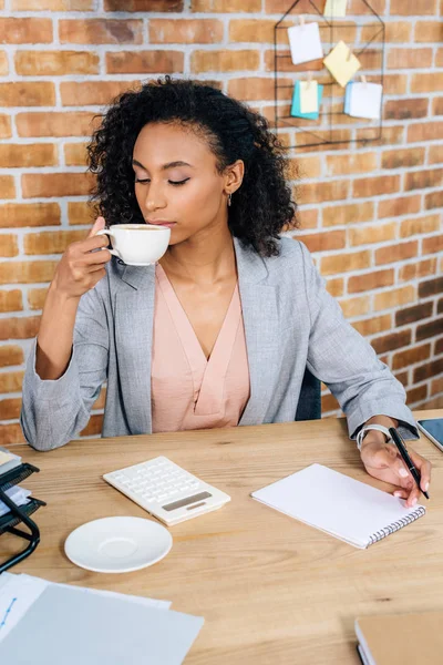 Afroamericano Casual Donna Affari Alla Scrivania Bere Caffè Ufficio — Foto Stock