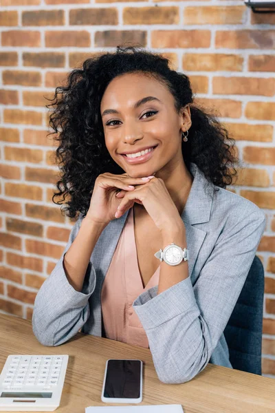 Sorridente Afro Americano Casual Empresária Propping Queixo Loft Office — Fotografia de Stock