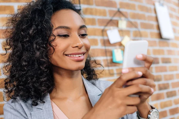 Hermosa Afroamericana Casual Mujer Negocios Utilizando Teléfono Inteligente Oficina Loft — Foto de Stock