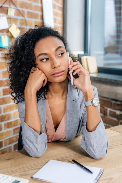 Akıllı Telefon Üzerinde Konuşan Düşünceli Afrikalı Amerikalı Casual Kadını — Stok fotoğraf