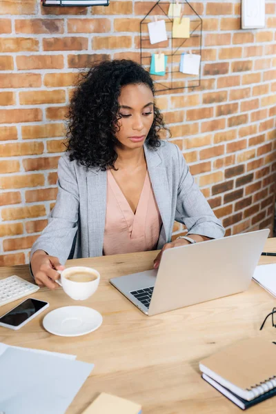 African American Casual Businesswoman Coffee Cup Using Laptop Office Desk — Stock Photo, Image