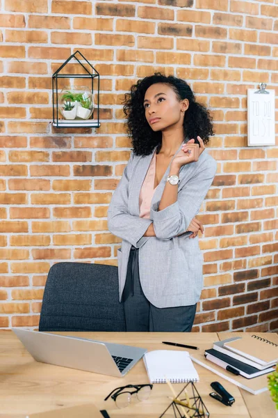 Hermosa Afroamericana Mujer Negocios Casual Cerca Escritorio Oficina Con Computadora — Foto de Stock