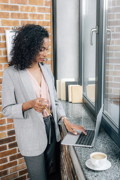 Hermosa Afroamericana Casual Mujer Negocios Utilizando Ordenador Portátil Oficina — Foto de Stock