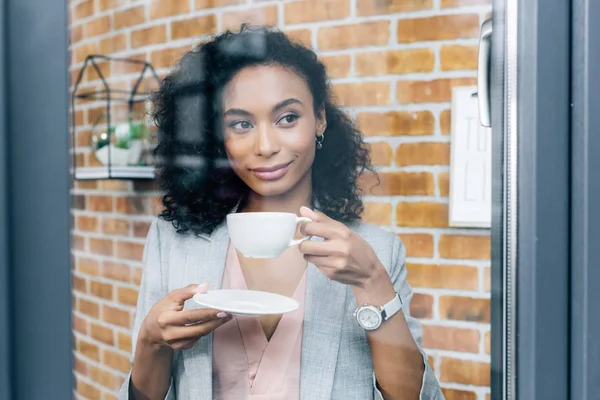 Afro Américaine Femme Affaires Occasionnelle Avec Tasse Café Derrière Fenêtre — Photo